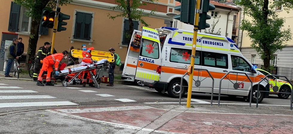 Donna investita da una bici viene scaraventata sull'asfalto: trasportata in codice rosso all’ospedale